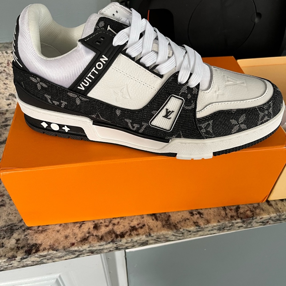 Men’s LV sneaker